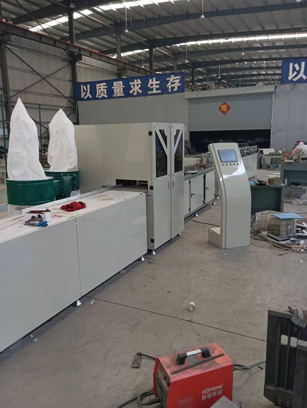Macchina centrale del profilo in alluminio CNC