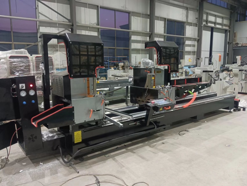 CNC-Doppelkopf-Säge in 45 Winkel CNC-Doppelkopf-Säge in 45 Winkel