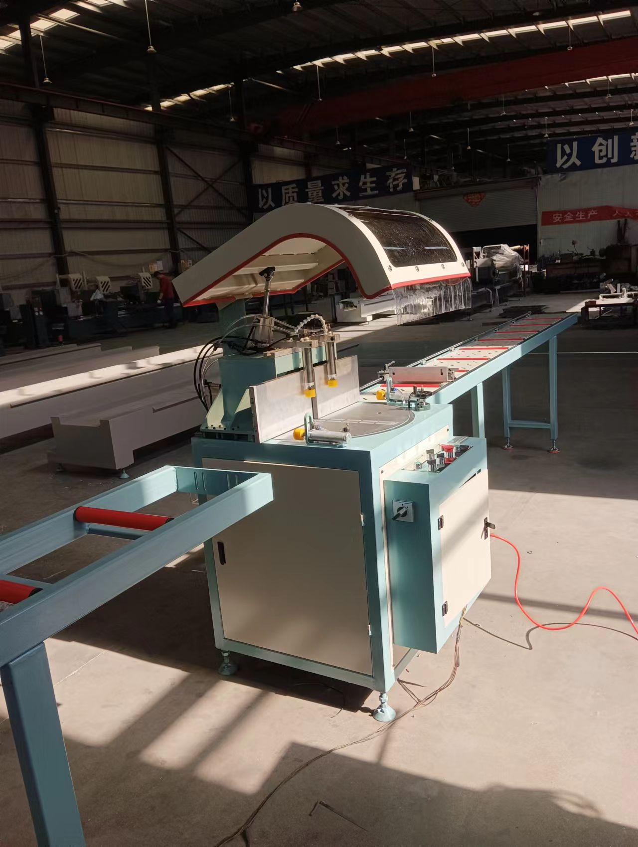 مرکز دستگاه برش CNC درب و پنجره آلیاژ آلومینیوم مرکز دستگاه برش CNC درب و پنجره آلیاژ آلومینیوم